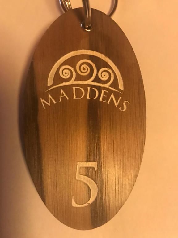 Отели типа «постель и завтрак» Maddens Bridge Bar & Guesthouse Бандоран